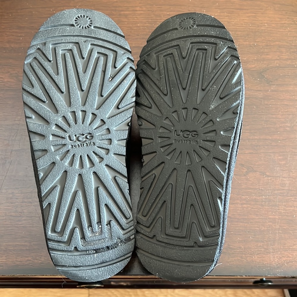 UGG Men's Black Size 7 Suede Slippers - Picture 6 of 6